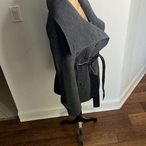 Saks - Picture 5 of 13